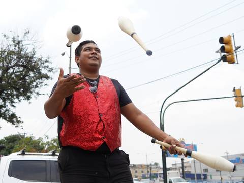 El malabarista Jorge Mera saca su chaleco de lentejuelas y lleva todos los días un poco del circo a las calles de Guayaquil