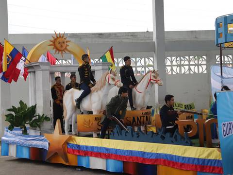 Carros alegóricos ya están listos para resaltar la gesta de la Batalla del Pichincha en desfile en Guayaquil