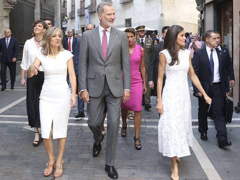 La reina Letizia despide el verano por todo lo alto: por tercera vez luce el vestido blanco de 30 euros que destaca su esbelta figura con encaje y transparencias