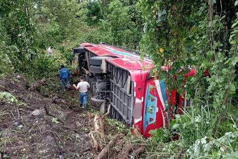Volcamiento de bus en Puerto Quito provocó cinco personas heridas