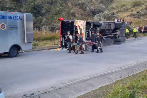 Cinco fallecidos tras volcamiento de bus de pasajeros en la vía Balbanera-Pallatanga 