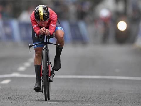 Mientras recuerda a su hermano asesinado, ciclista chilena llora al enterarse que logra bronce en Santiago 2023