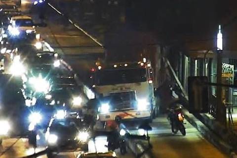 Camión se impactó contra una parada de la Metrovía en la avenida Carlos Julio Arosemena