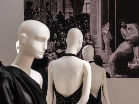 En 900.000 euros subastan diseños de Yves Saint Laurent lucidos por la actriz Catherine Deneuve