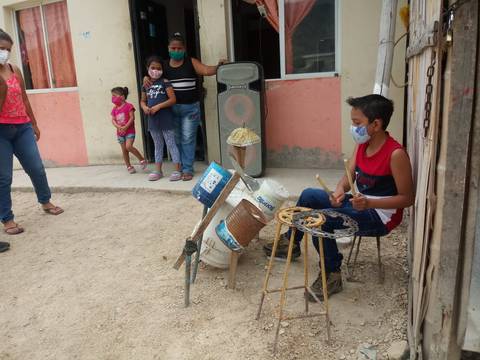 Niño manabita crea batería con materiales reciclados, su padre sueña con regalarle un instrumento real