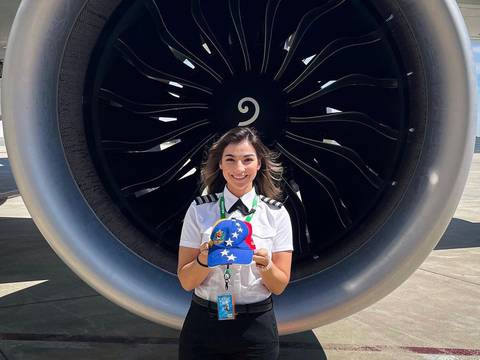 Piloto de aerolíneas e influencer de aviación: hermosa joven sorprendió a sus padres en un vuelo a Denver y esta es su inspiradora historia