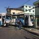 Dos buses colisionaron en el centro de Guayaquil, uno terminó afectando cerramiento de vivienda