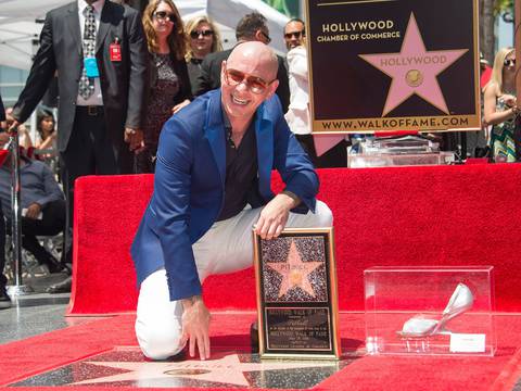 Pitbull, emocionado al recibir su estrella en Hollywood