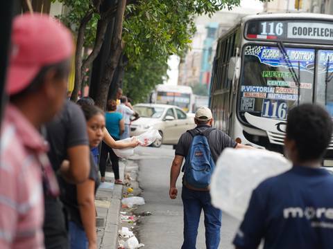 Usuarios que toman dos o tres buses diarios en Guayaquil se muestran inquietos si se llega a aprobar un alza