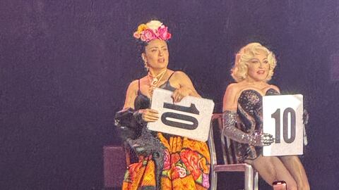 Mira cómo se vistió Salma Hayek cuando apareció de sorpresa en un concierto de Madonna en México