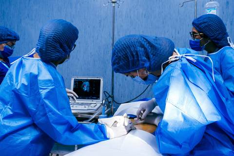 Especialistas del Hospital Monte Sinaí salvaron la vida de un bebé mediante procedimiento intrauterino