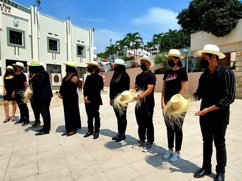 Con desfile en Guayaquil recordaron la declaratoria del tejido del sombrero de paja toquilla como Patrimonio Cultural Inmaterial de la Humanidad