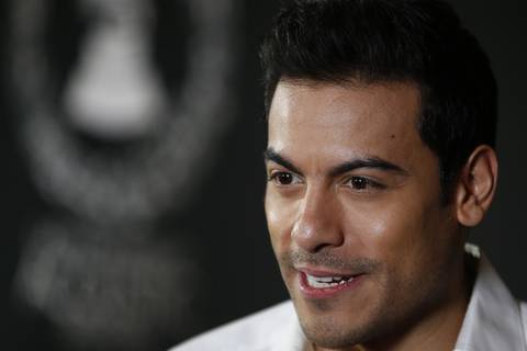 Carlos Rivera canceló su participación como anfitrión de los Latin Grammy por un caso de COVID-19 en su equipo