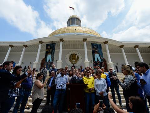 Parlamento de Venezuela acusa a Nicolás Maduro de "golpe de estado"