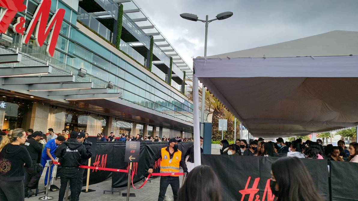 H&M abrió en Quito con una fila que daba la vuelta al centro comercial |  Economía | Noticias | El Universo