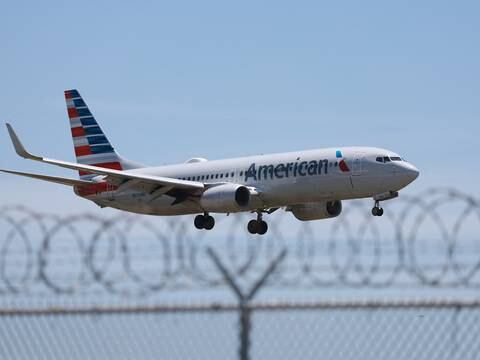 Un pasajero intenta abrir la puerta de un avión en pleno vuelo a Chicago