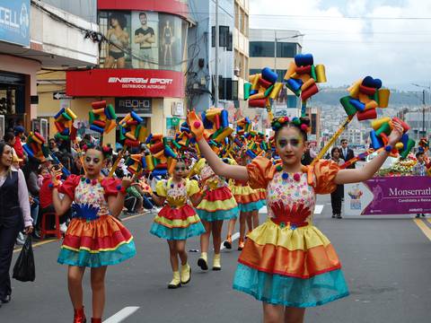 La avenida Cevallos se llenó de colorido con el pregón de la Fiesta de la Fruta y de las Flores 