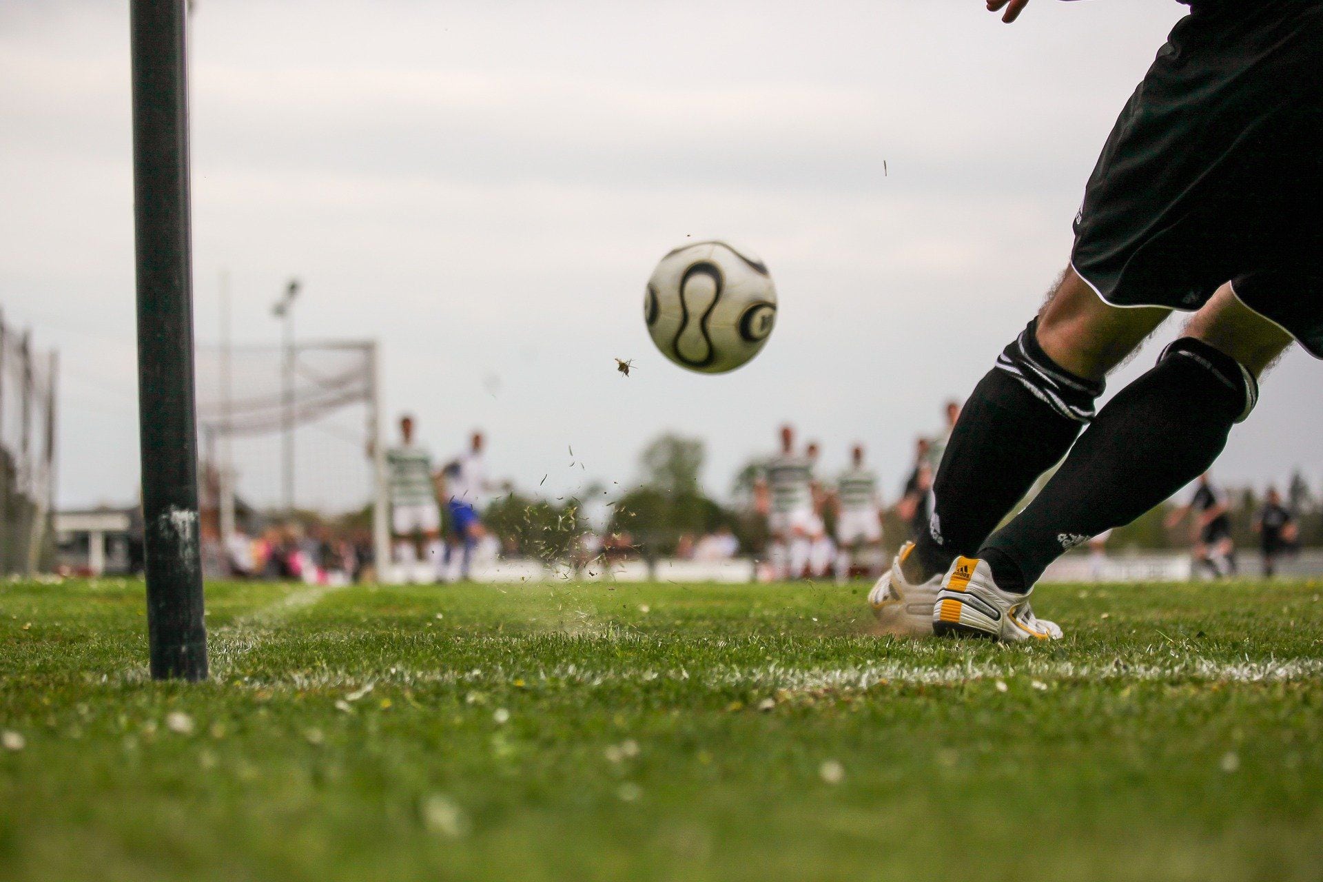 Futbolista muere por un golpe en la cabeza en pleno partido en Argelia