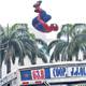 Guayaquil tiene su Spiderman callejero que piruetea en los buses