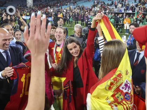 La reina Letizia de España y la infanta Sofía celebran con sus futbolistas mujeres la victoria en la Copa Mundial Femenina