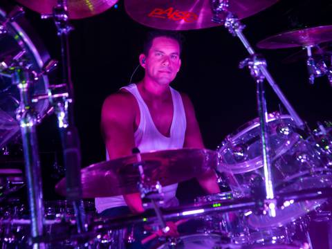 Billy Cueva, el baterista y ‘showman’ que quiere adueñarse del escenario y de sus aplausos