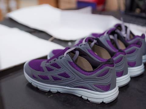 Crean un zapato deportivo con suela elaborada de envases reciclados: en Ecuador se producirán 5.000 pares 