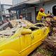 Un árbol cayó sobre un taxi en el suburbio de Guayaquil; otro obstaculizó la vía a la costa