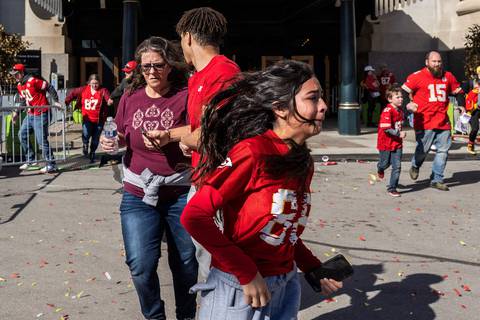 Un muerto y 21 heridos, entre esos 9 niños, dejó el tiroteo en el desfile del Super Bowl