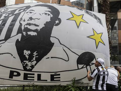Santos empezó los homenajes a Pelé: Yéferson Soteldo muestra cómo quedará la corona colocada arriba del escudo del equipo
