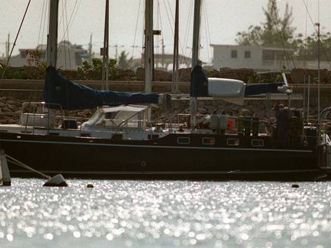 El velero en el que huyó Montesinos de Perú en el 2000 es hallado en Galápagos