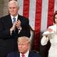 Nancy Pelosi, líder demócrata del Congreso, rompió discurso del presidente Donald Trump luego que él la dejó con la mano estirada
