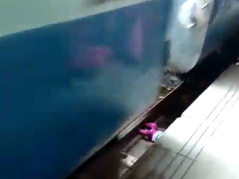 Bebé se salva de morir milagrosamente luego de que un tren le pasara por encima en India