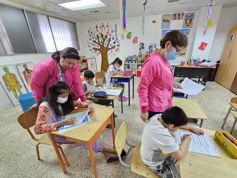 ‘Aquí se olvidan un poco del tratamiento, aprenden, juegan”: las aulas que dan oportunidad a los niños de hospitales