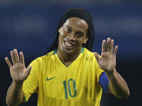 Compañero de Ronaldinho en el Querétaro revela las ‘pillerías’ del astro de Brasil en su paso por México