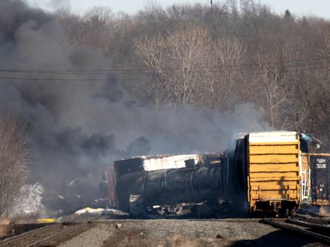 Estados Unidos investigará a la empresa ferroviaria dueña del tren que se descarriló en Ohio