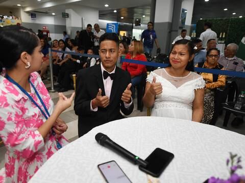 20 parejas dijeron ‘sí, acepto’ en boda colectiva en terminal terrestre de Guayaquil