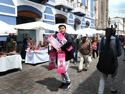Calles del centro histórico de Quito se llenan de comerciantes y turistas por la época de Navidad