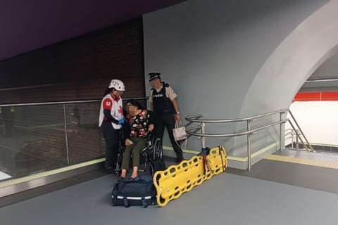 Mujer de 47 años resbaló en las gradas de una de las estaciones del Metro de Quito
