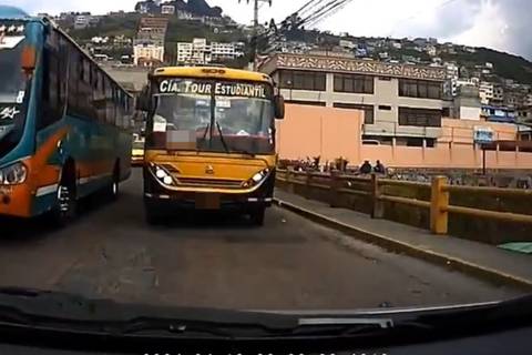 Captan a conductor de bus escolar invadiendo un carril contrario por rebasar a otro vehículo, en Quito 