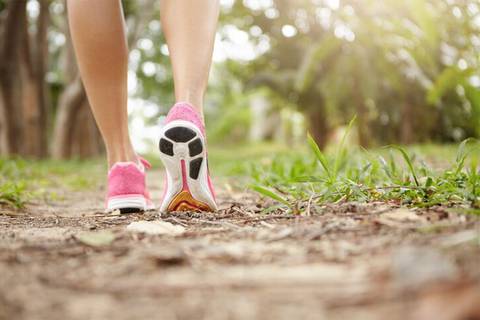 Esta es la cantidad de minutos que debes caminar al día para bajar de peso, el colesterol y la azúcar en la sangre, según la Universidad de Harvard
