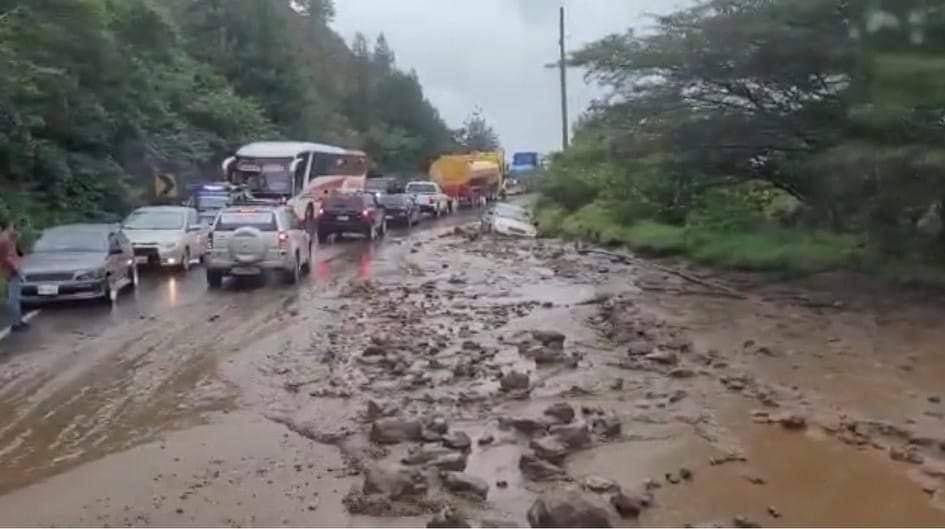 Landslides caused closure of the Loja-Catamayo highway
