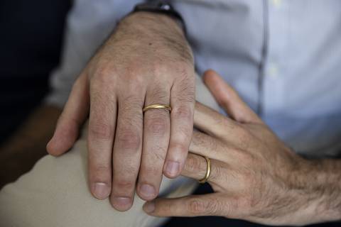 Iglesia católica autoriza bendición de parejas del mismo sexo, ‘sin convalidar oficialmente su status’