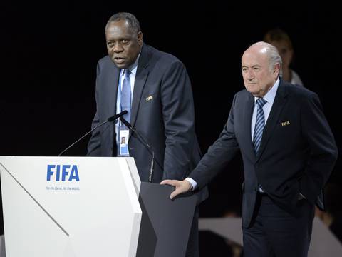 Issa Hayatou, presidente interino de la FIFA en sustitución de Blatter