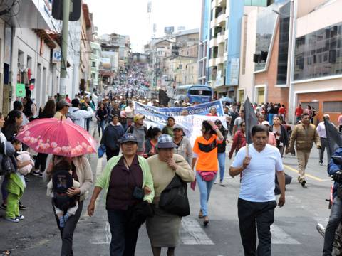 Se realizó marcha contra la construcción de paso a desnivel en Ambato