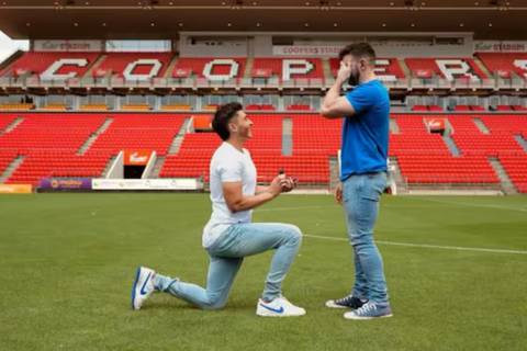 Insólita propuesta de matrimonio entre jugadores del Adelaide United en estadio de Australia