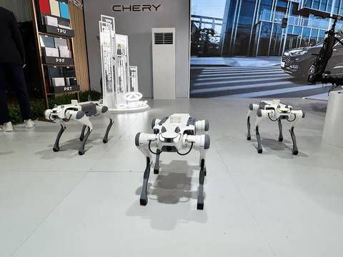 El perro robot Dorry debutó en Quito durante partido de Liga y Emelec, un anticipo de la llegada a Ecuador de impresionantes robots humanoides y nuevos autos eléctricos de Chery   