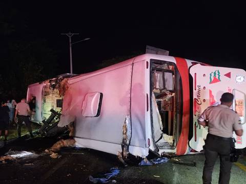 11 heridos por siniestro de un bus en la vía Flavio Alfaro-El Carmen