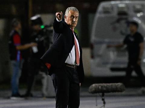 Gustavo Alfaro y el fin de su ‘luna de miel’ en Costa Rica: ‘Esta Lechuga no huele bien’, ‘Hablar menos y trabajar más’, y más palos de la prensa