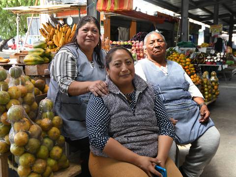 Tres generaciones de madres comerciantes: Mercedes, Mónica y Silvia tienen en el mercado de Chiriyacu de Quito su fuente de ingresos