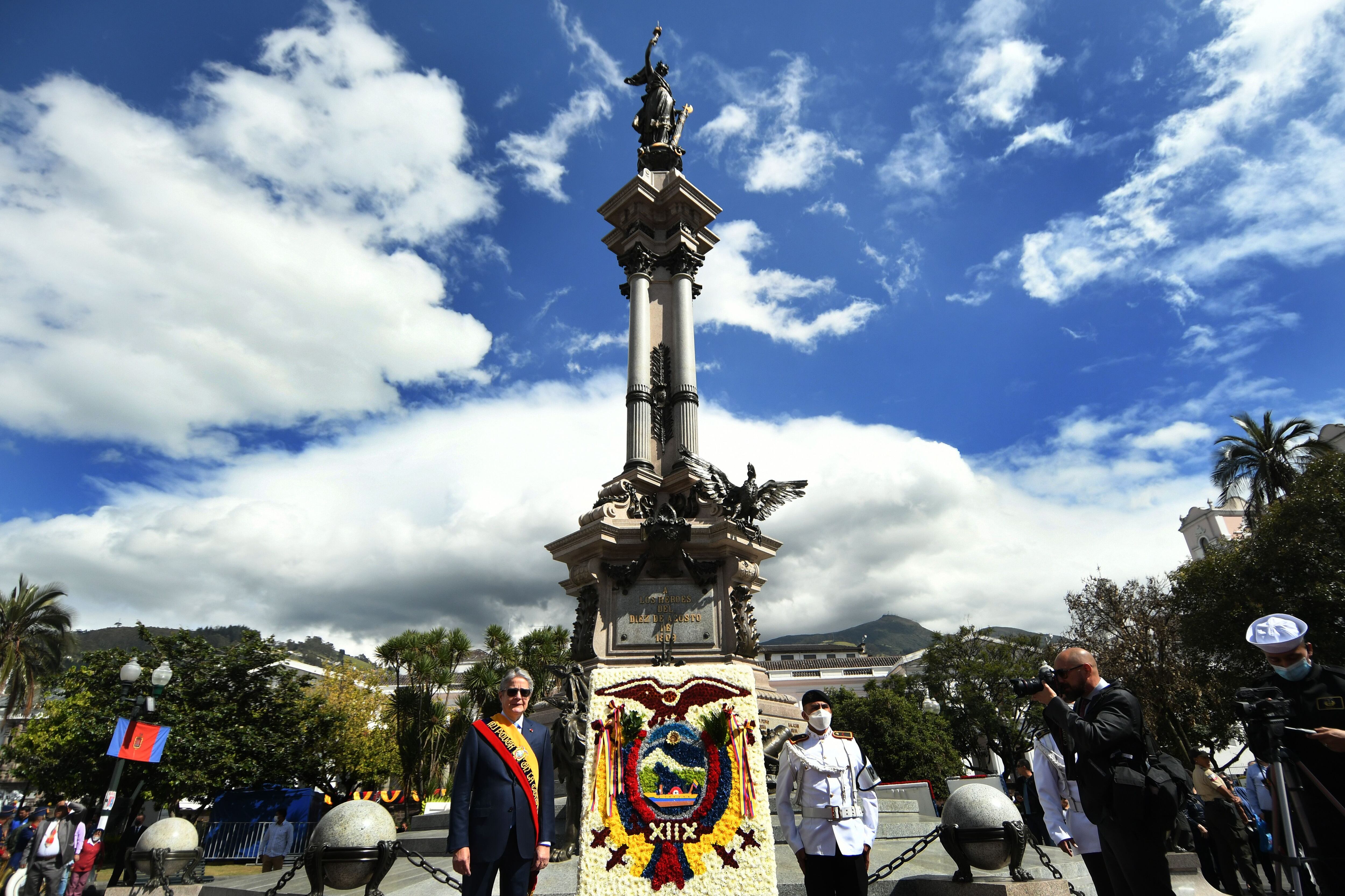 La Plaza de la Independencia se llenó de tributos por el 10 de Agosto